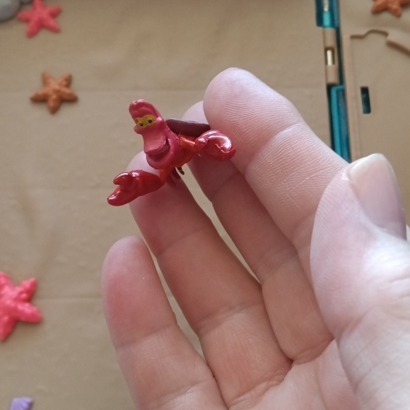 Disney Parks Ariel storybook playset in a book comes with Sebastian - Picture 11 of 16